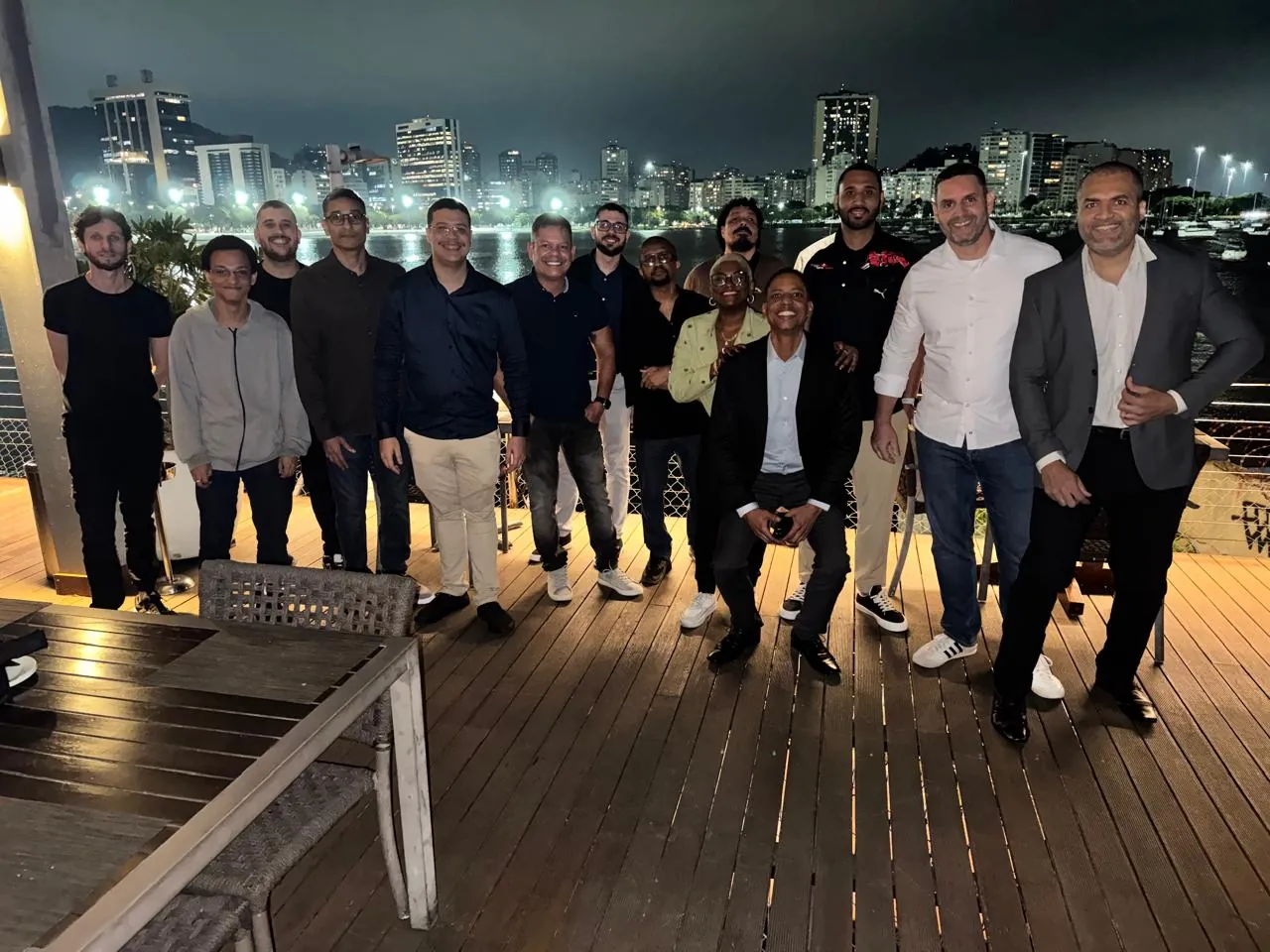 Equipe da Diversa Tecnologia reunida no escritório